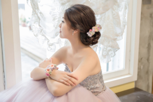 IMG_4545-300x200 - 新秘Yuki, 新娘秘書, 台北新秘, 高雄新秘, 新秘彩妝造型, 白色夢幻新秘Yuki, 婚禮婚紗造型, 自助婚紗造型, 婚紗造型, 新娘彩妝造型, 婚禮彩妝造型, 婚紗造型, 自然風格造型, 花草風新秘造型, 花藝設計, 新娘捧花, 新娘飾品, 婚紗飾品, 婚紗捧花